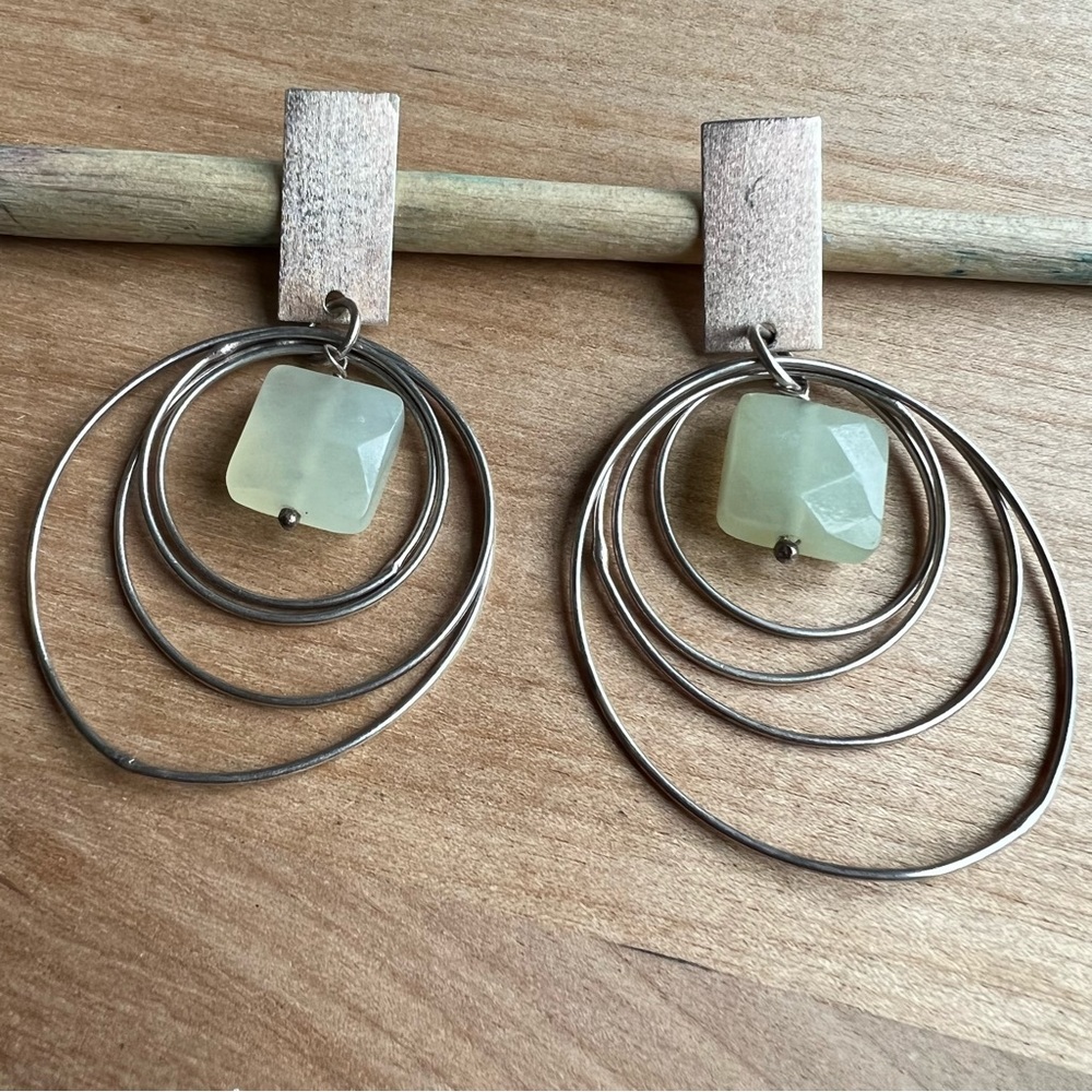 Artisan silver concentric circle dangle earrings with square green stone - Picture 5 of 12
